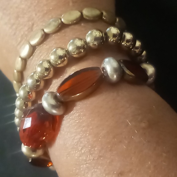 Three vintage expandable bracelets red glass beaded 2 gold tone beaded - Picture 4 of 7